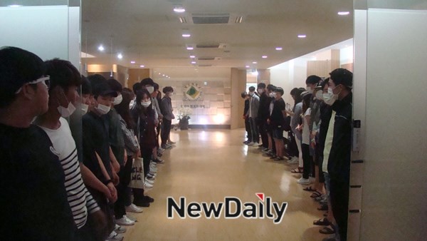 ▲ 대구대 통폐합 대상 6개 학과 학생들이 21일 대구대 총장실을 점거하고 농성을 펼치고 있다.ⓒ뉴데일리