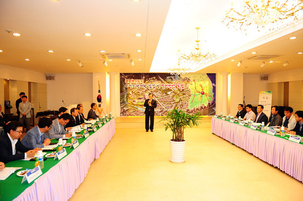 ▲ 김천시는 이전공공기관, 성공적 안착 추진상황 점검에 참석한 박보생 시장이 시의 입장을 설명하고 있다.ⓒ김천시 제공