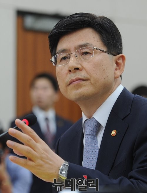 ▲ 황교안 법무부장관이 21일 총리후보자에 지명됐다. 그에 대해 헌법적 가치를 지켰다고 평가한 여당과 공안통치의 독선적 행태를 보였다는 야당의 신경전이 벌써부터 치열하다. ⓒ뉴데일리 정재훈 기자