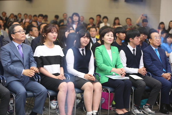 ▲ 왼쪽부터 남유진 구미시장과 김희정 여성가족부장관(중앙) 김관용 도지사(오른쪽)이 행사 참여 학생들과 개막식을 관람하고 있다.ⓒ뉴데일리 김형만 기자