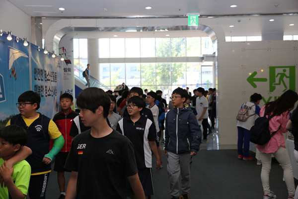 ▲ 박람회장을 둘러보고 있는 청소년들ⓒ뉴데일리 김형만 기자