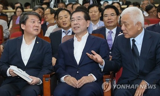 ▲ 새정치민주연합 안철수 전 대표·박원순 서울시장·김한길 전 대표가 21일 의원회관에서 나란히 앉아 화기애애하게 담소를 나누고 있다. ⓒ연합뉴스 사진DB
