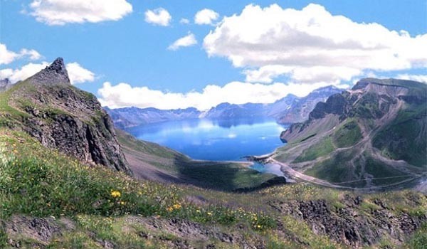 ▲ 백두산 천지의 모습. 전형적인 '칼데라(화산분지)'다. 때문에 20세기까지는 백두산을 '사화산(死火山)'으로 봤다. ⓒ통일부 블로그 캡쳐