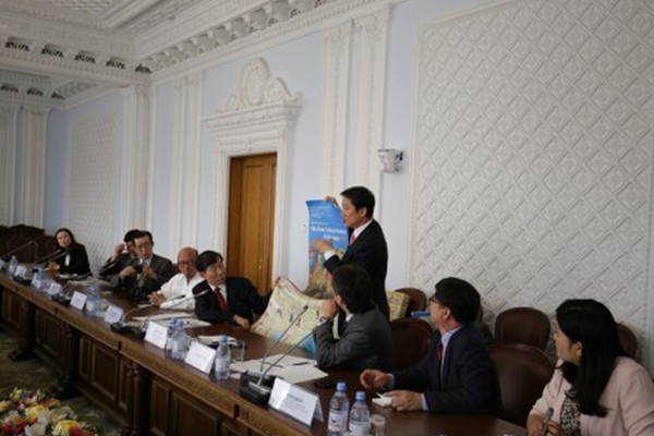 ▲ 경주시 친선방문단’이 21일 카자흐스탄 알마티 시를 방문하고 사업추진에 대해 설명하고 있다 ⓒ경주시 제공