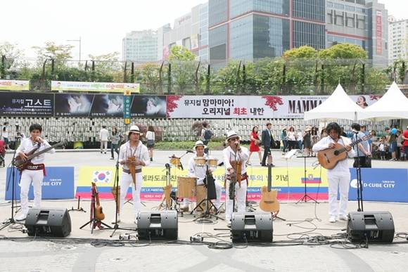 ▲ 지난해 4년 5월 서울 신도림동 디큐브시티 앞 광장에서 열린 에콰도르 삐친차 축제 모습. ⓒ대성산업