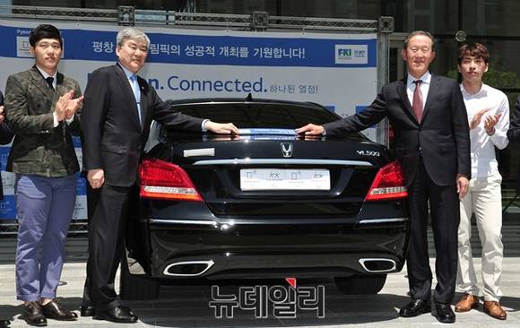 ▲ 사진 왼쪽부터 평창동계올림픽 홍보대사 모태범, 조양호 조직위원장, 허창수 전경련 회장, 홍보대사 이승훈.