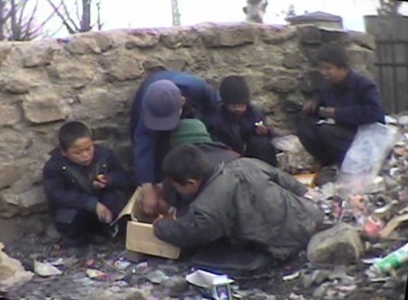 ▲ 쓰레기를 주어 하루하루 살아가는 북한 꽃제비 (자료사진)