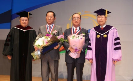 ▲ 제3회 태촌문화대상을 시상한 이병하 이사장, 수상자 심패평 위원장, 이기우 총각.(오른쪽부터) 왼쪽은 김병묵 총장.