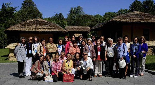 ▲ 지난 20일 北평양에 있는 김일성 생가(만경대)를 '참배'한 '위민크로스DMZ' 참가자들의 모습. ⓒ美폭스뉴스 보도화면 캡쳐