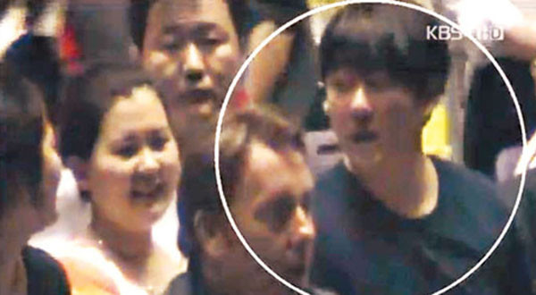 ▲ 2011년 2월 싱가포르에서 KBS 카메라에 포착된 김정철의 모습. 왼쪽의 뚱뚱한 여자는 김여정이다. ⓒKBS 관련보도 화면캡쳐