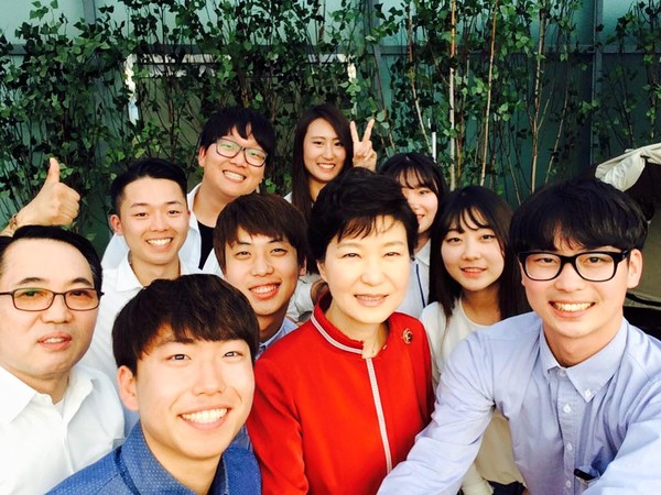 ▲ 22일 충남 창조경제혁신센터 개소식에 참석한 박근혜 대통령이 태양광 관련 제품 아이디어를 낸 대학생들과 셀카봉으로 기념촬영을 하고 있다. ⓒ청와대 제공