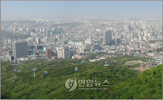 ▲ 명동 방향 예장자락으로부터 남산 정상까지 곤돌라가 설치된 상황을 가정한 조감도. 해당 사업은 2011년 오세훈 전 서울시장 재임기에도 검토됐으나, 무산된 바 있다. ⓒ연합뉴스 사진DB