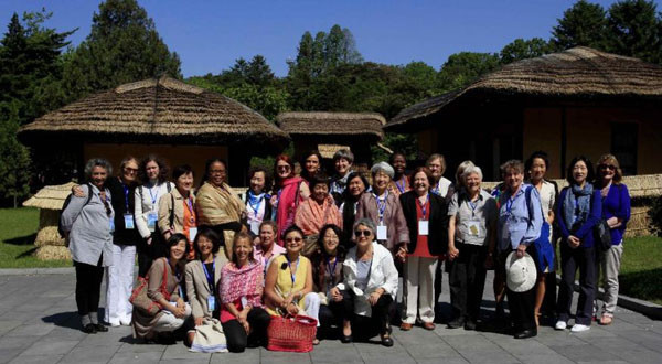 ▲ ▲ 지난 20일 北평양에 있는 김일성 생가(만경대)를 '참배'한 '위민크로스DMZ' 참가자들의 모습. ⓒ 美 폭스뉴스 보도화면 캡처