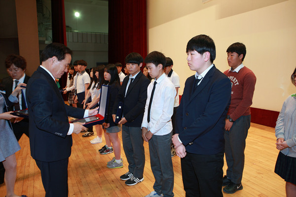 ▲ 의성군은 모범 청소년에게 의성군수 표창패를 수여했다. ⓒ의성군 제공