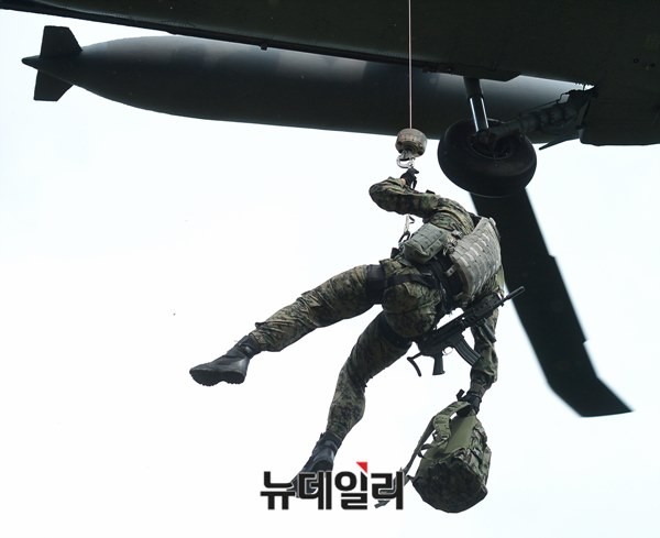 ▲ SART요원이 HH-60헬기에서 하강하고 있다.ⓒ뉴데일리 정상윤 사진기자