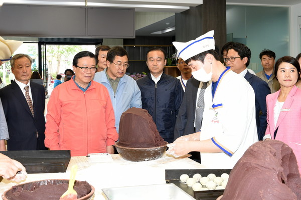 ▲ 경주 황남빵 공장을 방문만 이 장관. ⓒ경주시 제공