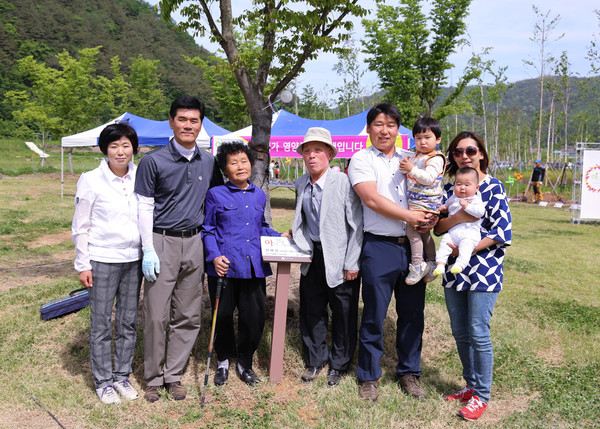 ▲ 아기탄생 기념 나무 식수 행사에 참여한 가족과 기념촬영하고 있는 권영택 군수 (사진 왼쪽에서 두번째) ⓒ영양군 제공