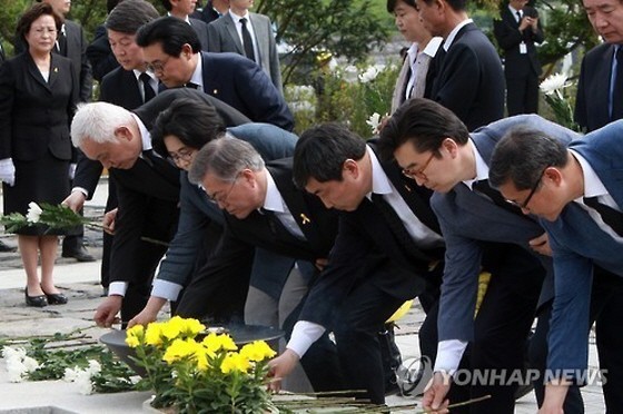 ▲ 새정치민주연합 안철수 전 대표, 전병헌 최고위원, 김한길 전 대표, 유승희 최고위원, 문재인 대표, 이종걸 원내대표(사진 왼쪽부터) 등이 23일 경남 김해 봉하마을에서 열린 노무현 추도식에 참석한 뒤 묘역으로 이동해 헌화하고 있다. 이후 비노 계열 인사들은 퇴장하는 과정에서 봉변을 당했다. ⓒ연합뉴스 사진DB