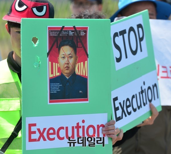 위민크로스 참가자들을 규탄하는 애국단체들이, 북한 김정은 체제의 참상을 고발하는 손 피켓을 들고 있다. ⓒ 뉴데일리 정상윤 기자