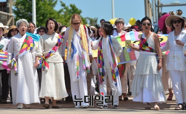 한국YWCA를 비롯한 국내 여성단체 회원들이, 육로로 대한민국에 입국한 위민크로스 참가자들을 환영하고 있다. ⓒ 뉴데일리 정상윤 기자