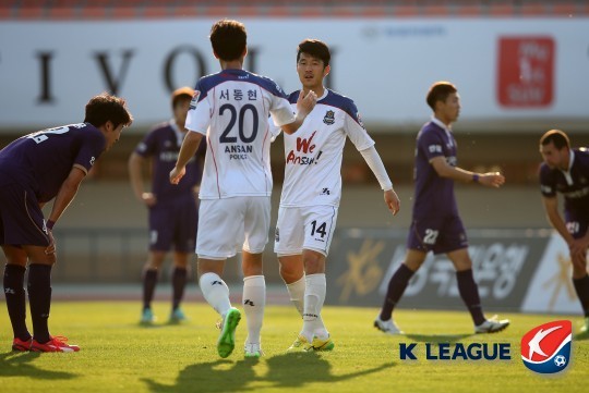 ▲ 안산의 14번 박희도 선수, 20번 서동현 선수.ⓒ프로축구연맹