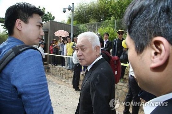 ▲ 새정치민주연합 김한길 전 대표가 23일 김해 봉하마을에서 열린 노무현 6주기 추도식에 참석했다가 헌화하고 퇴장하는 길에 물과 흙을 뒤집어쓰는 등 봉변을 겪고 있다. ⓒ연합뉴스 사진DB