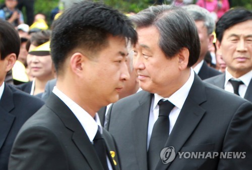 ▲ 23일 오후 경남 김해시 진영읍 봉하마을 노무현 전 대통령 묘역에서 열린 '노무현 대통령 6주기 추도식'에서 굳은 표정의 노건호 씨가 김무성 새누리당 대표 앞을 지나 추도식장으로 입장하고 있다. ⓒ 연합뉴스