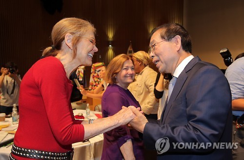 ▲ 박원순 서울시장이 25일 오전 서울시청에서 2015 위민크로스DMZ(WCD) 한국위원회 주최로 열린 2015국제여성평화회의에서 축사를 마친 뒤 글로리아 스타이넘 WCD 공동명예위원장과 인사를 나누고 있다. ⓒ 사진 연합뉴스