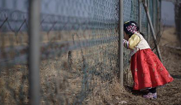 ▲ ‘Women Cross DMZ’ 페이스북에 올라온 사진. 이들은 '감성'을 내세워 자신들의 DMZ 횡단이 남북한 간의 대결을 종식시킬 수 있다고 주장한다. ⓒ‘Women Cross DMZ’ 페이스북 캡쳐