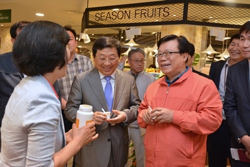 ▲ 이동필 농림부장관(오른쪽 앞줄 두번째)이 대백프라자를 찾아 상품관을 둘러보고 있다.ⓒ대백 제공