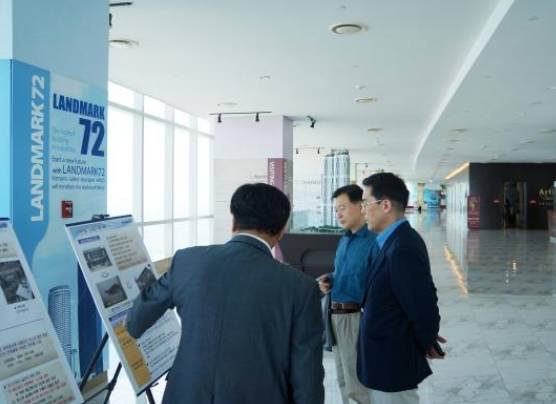 ▲ 이성희 경남기업 법정관리인(오른쪽 첫 번째)이 베트남 랜드마크72를 찾아 운영 실태 등을 점검하고 있다.ⓒ경남기업