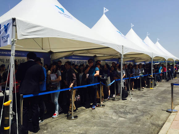 ▲ 시흥배곧 한라비발디 캠퍼스2차 모델하우스를 찾은 내방객들이 대기줄을 형성하고 있다.ⓒ한라