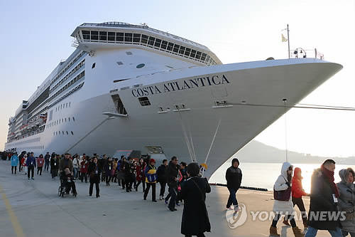 ▲ 이탈리아 크루즈선박인 '코스타 아틀란티카'가 2월 부산항크루즈터미널에 도착해 승객들이 내리고 있다.ⓒ연합뉴스