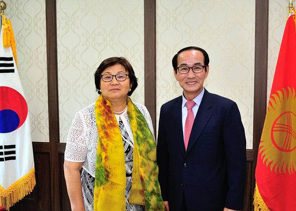 ▲ 로자 오툰바예바 키르기즈스탄 전 대통령이(사진 왼쪽) 이승율 군수와 기념촬영를 하고 있다.ⓒ청도군 제공