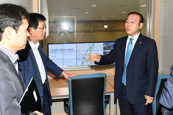 ▲ CCTV통합관제센터 방문한 최양식 시장 ⓒ경주시 제공