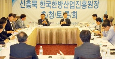 ▲ 신흥묵 한국한방산업진흥원장이 26일 아시아포럼21 정책토론회에 참석해 패널들과 열띤 토론을 펼치고 있다.ⓒ아시아포럼21제공