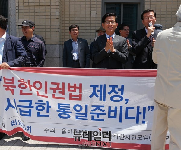 ▲ ▲김문수 새누리당 보수혁신위원장 (가운데)과 김태훈 한변 상임대표(오른쪽). ⓒ 뉴데일리 정상윤 기자