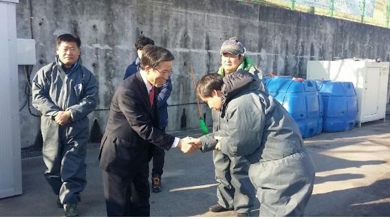 ▲ 구제역 방역초소 방문한 고윤한 시장이 직원들과 격려의 악수를 하고 있다.ⓒ문경시 제공