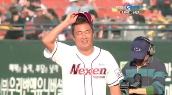 ▲ 전창진 감독 시구 ⓒKBS 프로야구 중계 화면 캡쳐