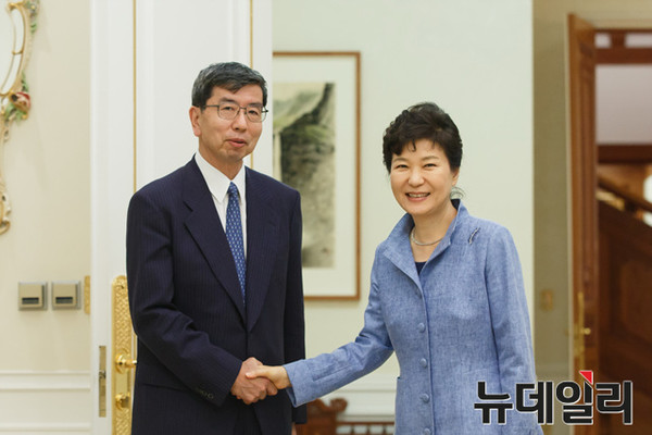 ▲ 박근혜 대통령이 26일 나카오 다케히코 아시아개발은행(ADB) 총재를 청와대에서 접견하고 있다. ⓒ청와대 제공