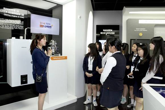 ▲ 'K-Girls Day' 행사에서 여학생들이 전기발전보일러에 대한 설명을 듣고있다. ⓒ경동나비엔