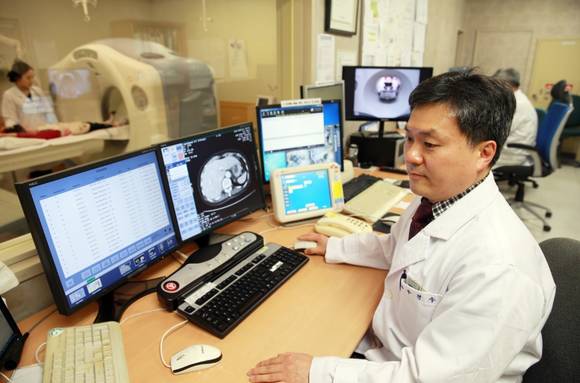 구현우 교수가 복부종양 소아의 CT를 촬영하고 있다.ⓒ서울아산병원