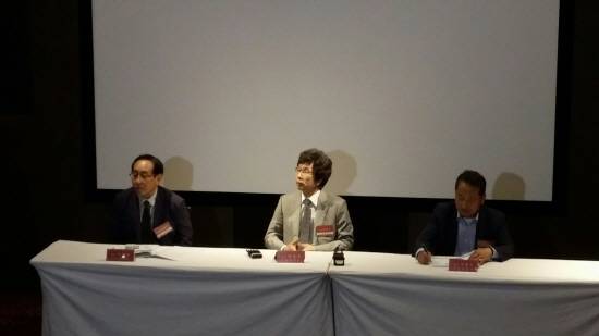 ▲ 제2롯데월드 안전관리위원회는 26일 '롯데월드타워 초고층의 측량 및 수직도 관리기술'이라는 주제도 기자간담회를 진행했다. 왼쪽부터 최태식 테이즈엔지니어링 대표, 박홍기 가천대 교수, 이영도 경동대 교수의 모습.ⓒ뉴데일리경제