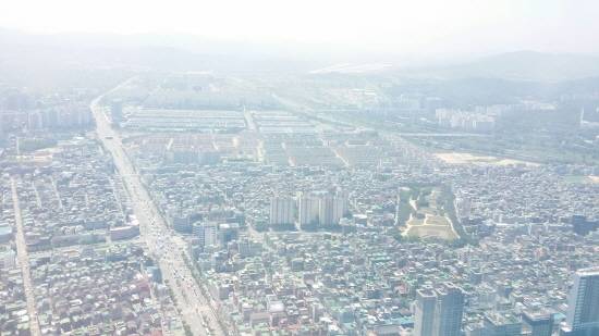 ▲ 롯데월드타워 79층에서 바라본 서울의 모습.ⓒ뉴데일리경제