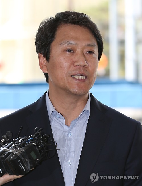 ▲ 세월호 유가족들의 건강보호와 편의제공을 위해 설치했다는 광화문 세월호 천막 농성장 상당수가, 구 통진당 당직자를 비롯한 좌파 운동권들의 베이스캠프처럼 사용되면서, 농성장 철거를 요구하는 여론이 커지고 있다. ⓒ 뉴데일리DB