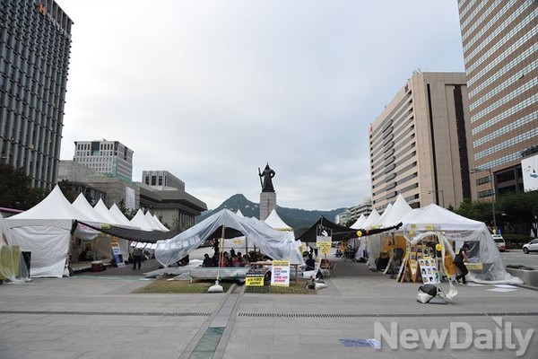 ▲ 세월호 유가족들의 건강보호와 편의제공을 위해 설치했다는 광화문 세월호 천막 농성장 상당수가, 구 통진당 당직자를 비롯한 좌파 운동권들의 베이스캠프처럼 사용되면서, 농성장 철거를 요구하는 여론이 커지고 있다. ⓒ 뉴데일리DB