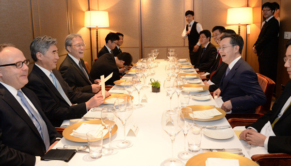 ▲ 지난 26일 서울서 만나 회의를 갖고 만찬을 나누는 한미일 6자 회담 수석대표 일행들. ⓒ외교부 제공