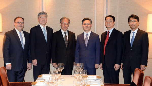 ▲ 지난 26일 서울서 만나 회의를 가진 한미일 6자 회담 수석대표 일행들. 한미일 6자 회담 수석대표들은 북한 문제에 공동대응하기로 뜻을 모았다. ⓒ외교부 제공