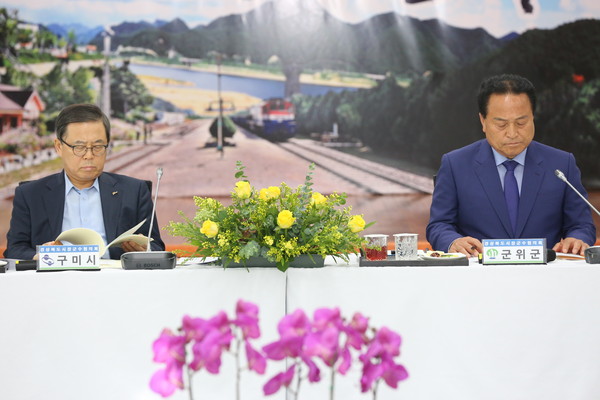 ▲ 남유진 구미시장(사진 왼쪽)과 김영만 군위군수(오른쪽)가 회의 내용에 대해 살펴보고 있다.ⓒ김형만 기자 뉴데일리