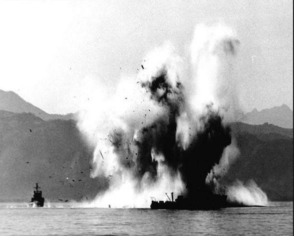 ▲ 6.25 당시 우리해군 소해함이 원산항에서 북한군 기뢰를 제거하고 있는 모습(1950년).ⓒ미해군